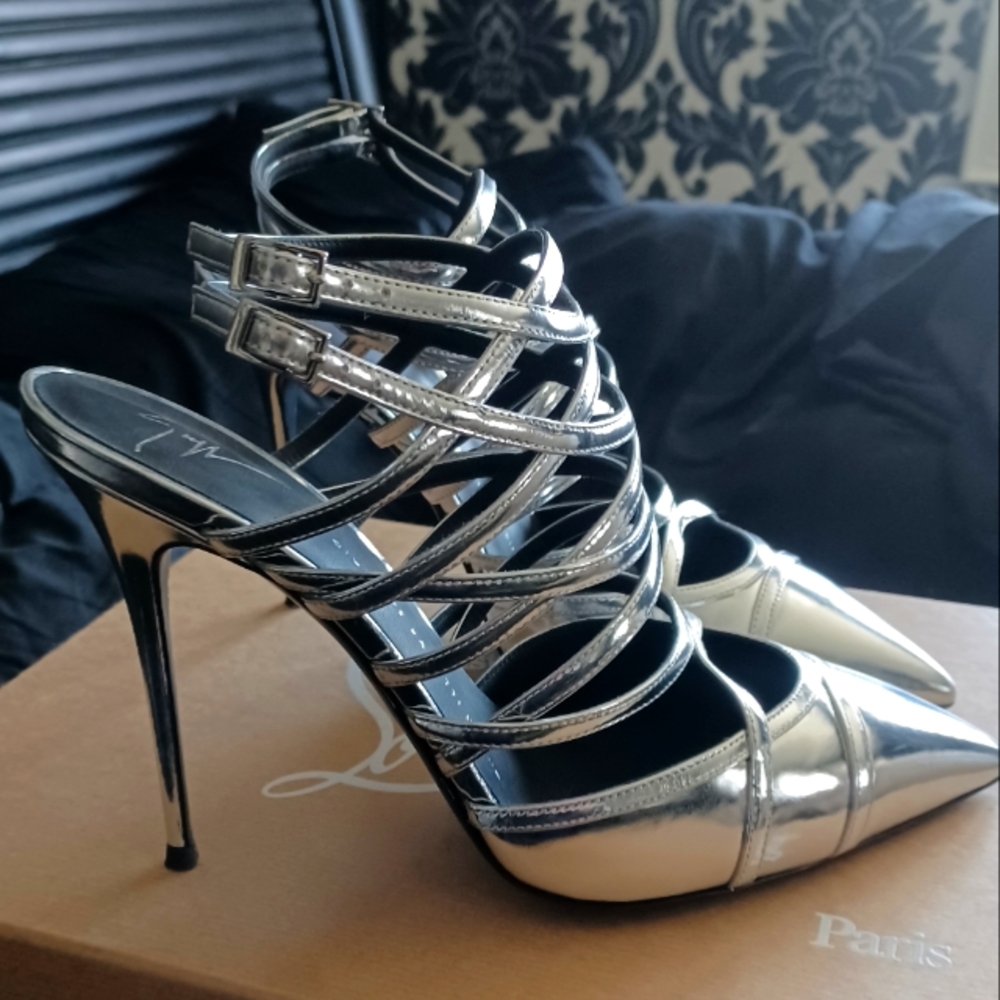 Giuseppe zanotti scrappy pumps size 40 and silver in colour